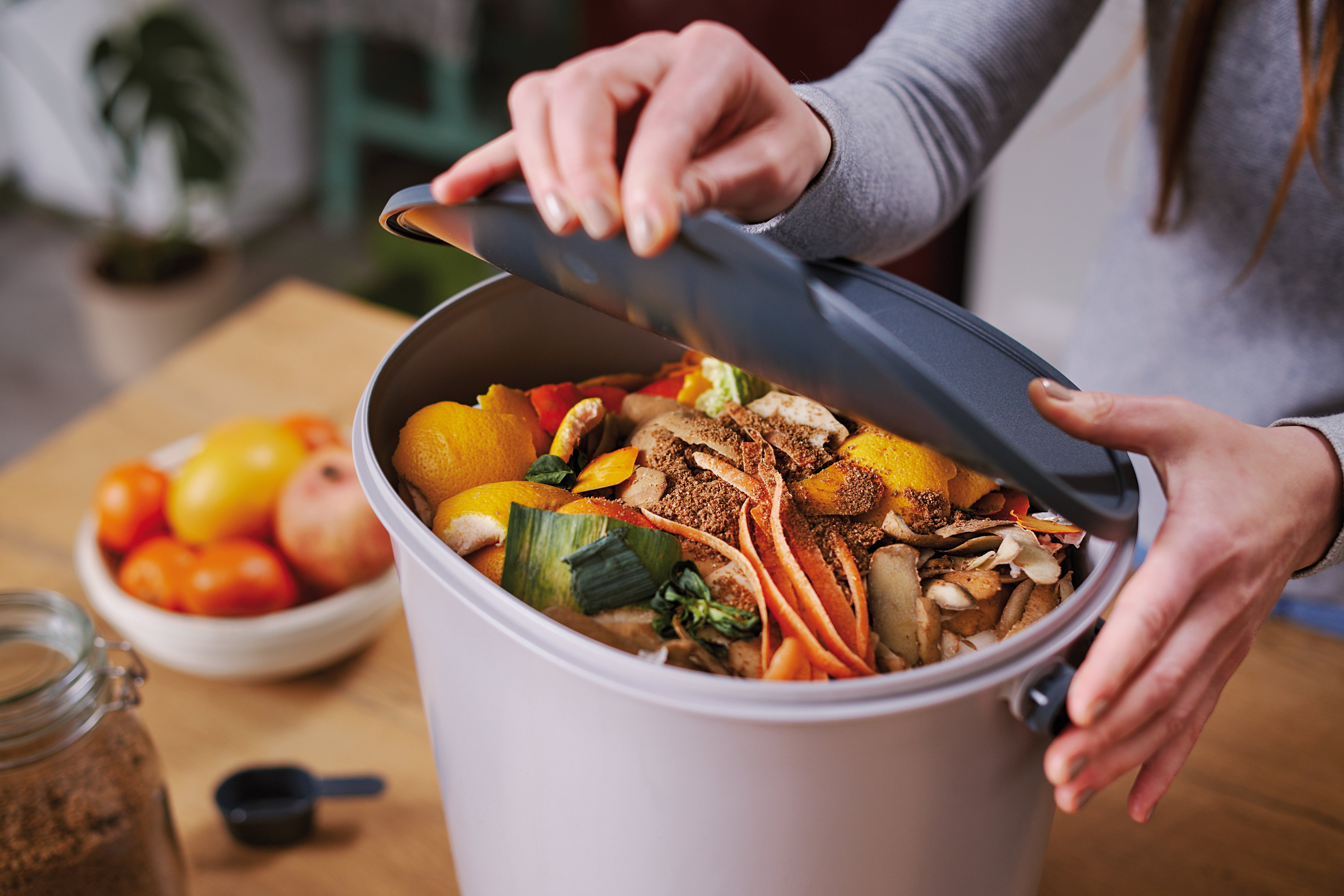 Bokashi Organko Essential - opening the lid