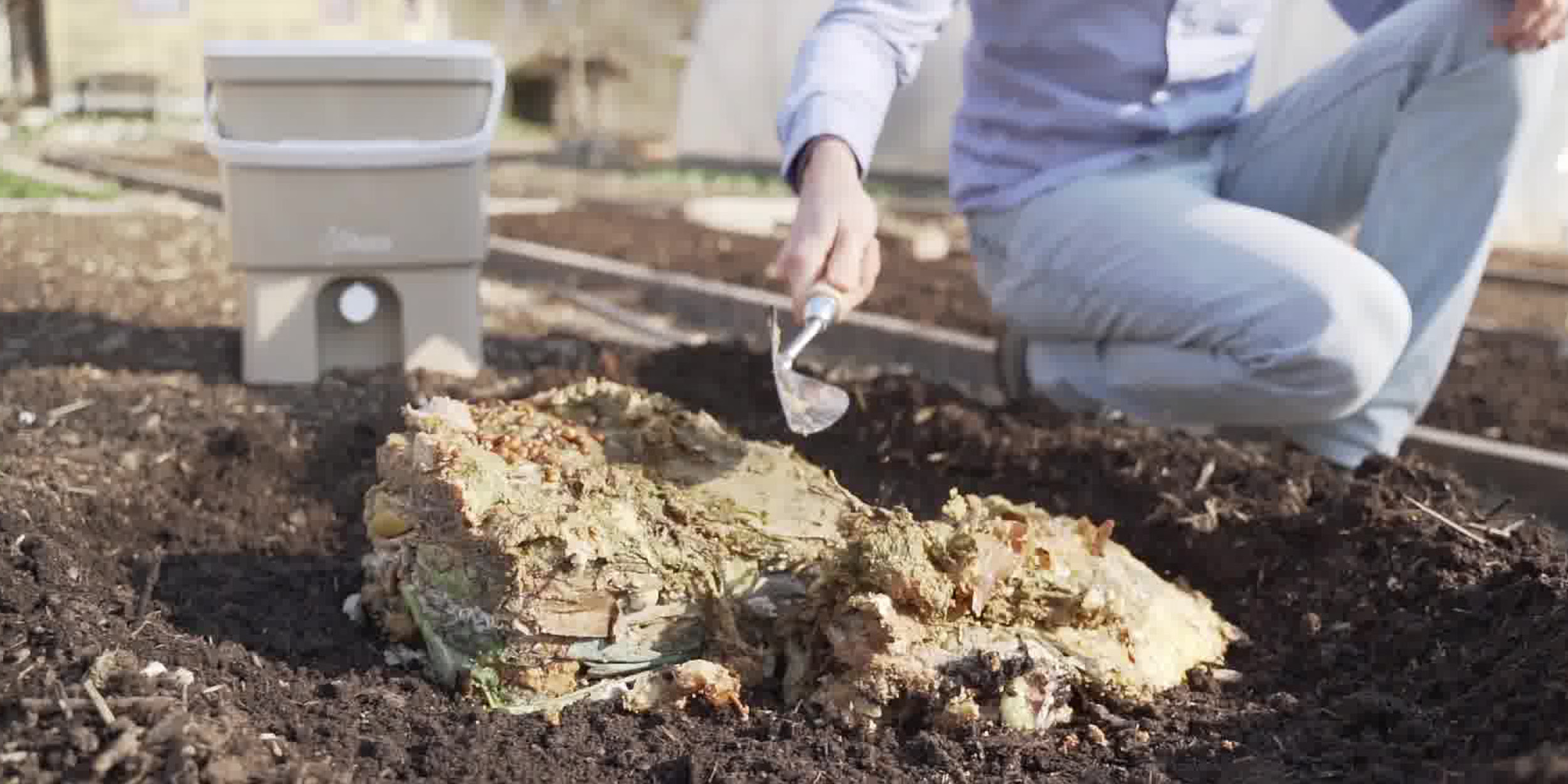 Seppellisci i rifiuti fermentati dalla tua compostiera bokashi