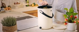 Organko2 Daily One-hand handling of open and full Organko Daily_CreamWhite