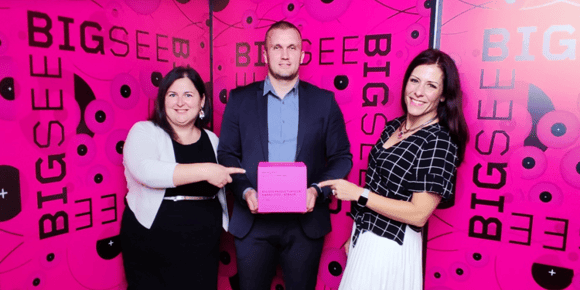 Skaza proudly accepts the BIG SEE Award for Organko Daily