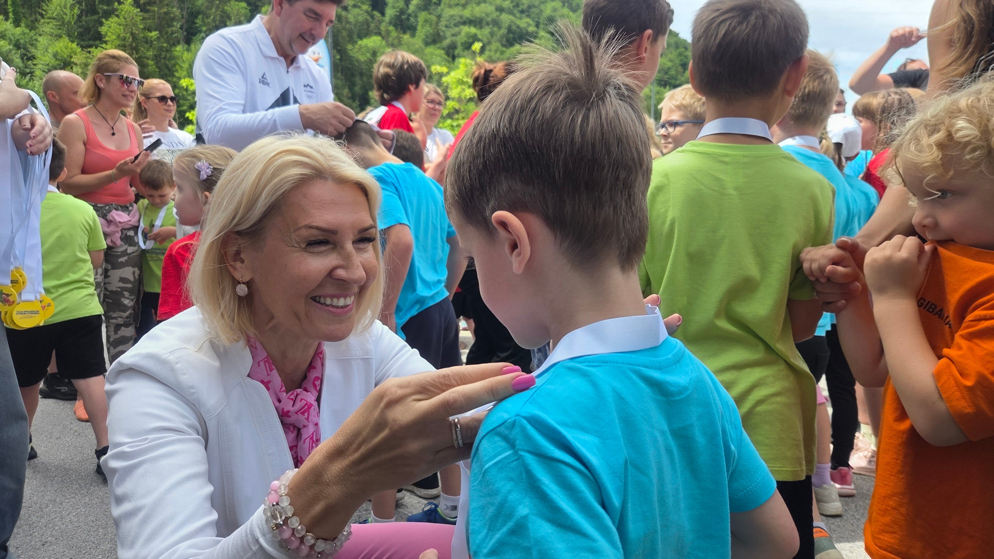 Tanja Skaza je na cilju pričakala male tekače, jim čestitala, jih objela in podelila medalje.