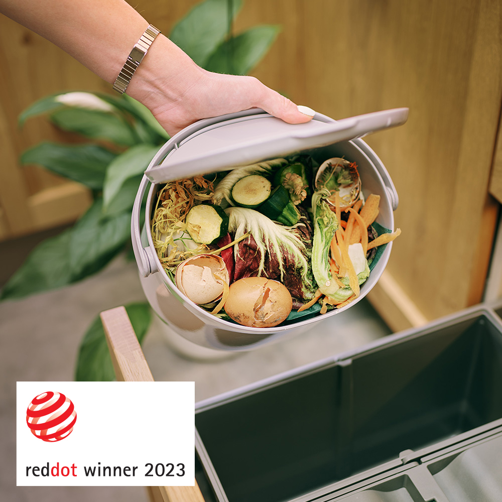 One-hand_emptying_into_the_bio-waste_bin_image_web_RD23 Um hand_emptying_into_the_bio waste_bin_image_web_RD23